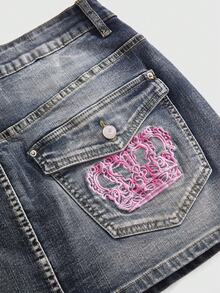 ROMWE J-Fashion Váy mini denim dáng ôm, màu hồng Millennium, thêu hình vương miện và nơ, cỡ lớn, cạp chun, họa tiết vintage (bao gồm cả quần legging lót). - Màu xanh lam - Xem 3