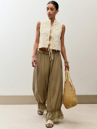 Nöista 灯笼裤，裤脚饰有蕾丝花边，腰部系带。适合夏季、春季、度假、假日等场合，营造度假氛围。