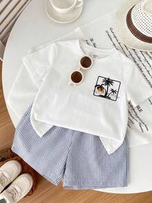 SHEIN Bộ 2 món đồ mặc nhà phong cách sinh viên, đi nghỉ mát cho bé trai - Áo thun cổ tròn tay ngắn in hình cây cọ và quần short kẻ sọc lưng thun có túi, thích hợp cho tiệc sinh nhật, tiệc tùng, biểu diễn, đám cưới, lễ rửa tội, tựu trường, mặc hàng ngày, đi học, du lịch, thể thao, mùa xuân và mùa hè. - Nhiều màu - Xem 9