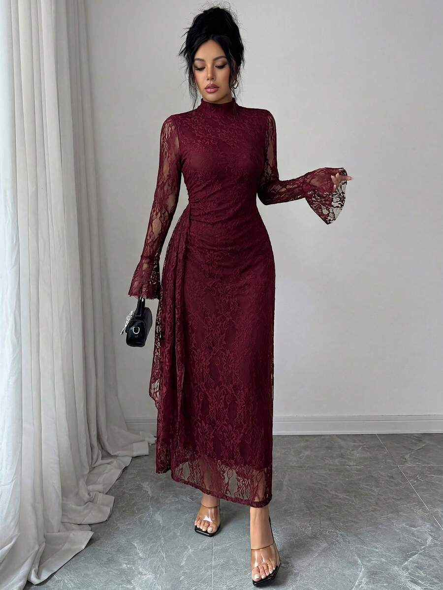 SHEIN Elenzya فستان طويل أنيق بخصر عالي وأكمام واسعة وذيل مموج بتصميم غير متماثل، من قماش محبوك بالدانتيل باللون البني الداكن، منا...