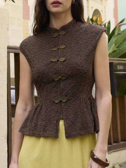 Nöista 这款现代中式无袖蕾丝上衣，采用修身剪裁和荷叶边下摆设计，并饰以深棕色蕾丝花卉刺绣。这款百搭单品非常适合春、夏、秋季穿着，是休闲穿着、购物和度假的理想之选。