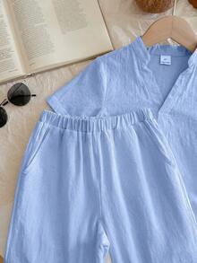 SHEIN LMoss Kids LMoss 两件套童装，男童舒适风格纹理短袖衬衫，小V领设计，搭配舒适长裤，适合居家休闲、户外活动、街拍和玩耍。 - 淺藍色 - 查看 6