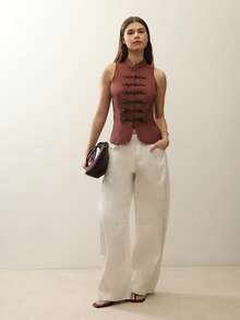 无袖毛式领上衣，前开襟设计，饰有金属纽扣和前襟翻盖。前襟采用隐形钩扣固定。轻薄面料，适合夏季穿着。街头风、夏季穿搭、日常造型、深棕色上衣、拿破仑风格、正式场合、都市生活、度假穿搭、假日装扮。 - 棕色 - 查看 6