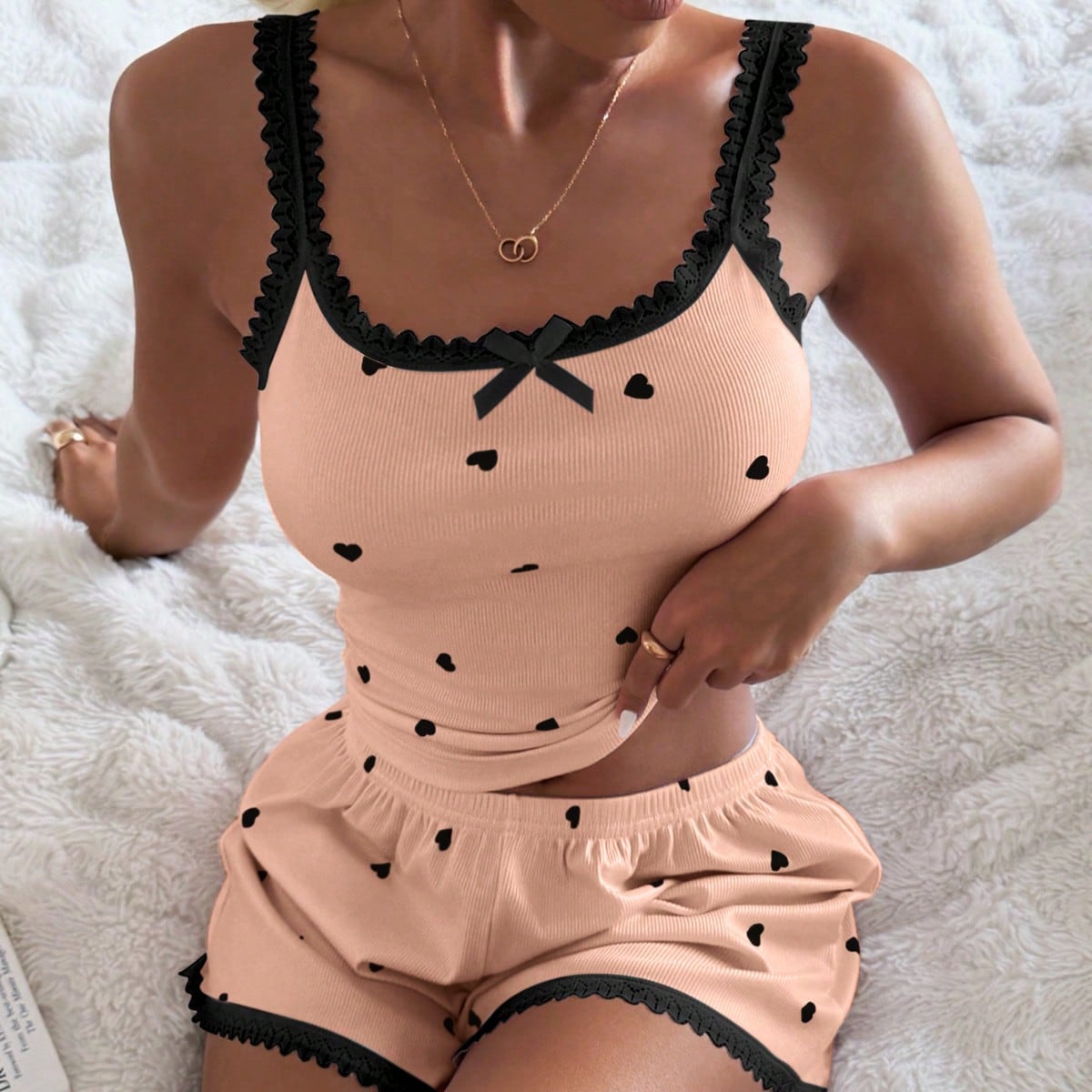 Conjunto de pijama de camiseta y pantalón corto de seda con encaje acanalado y corazón rosa para mujer