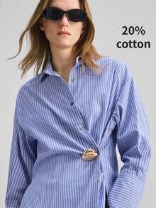 Ontre Camisa feminina listrada azul, com corte assimétrico, carcela oblíqua e detalhes metálicos, perfeita para a primavera/verão. Versátil para o escritório, ocasiões formais, sociais, casuais e românticas, com estilo retrô dos anos 90. Ideal para ir ao trabalho, encontros, uso diário, viagens, brunch, chá da tarde e viagens de avião. - Azul - Ver 3