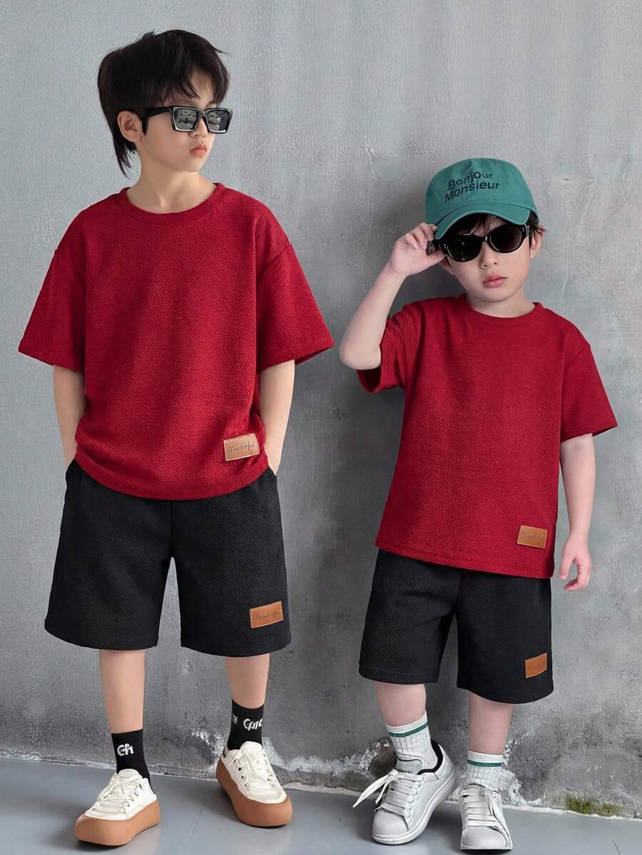 SHEIN 两件套青少年男童运动休闲短袖T恤和短裤套装，适合通勤、上学、日常休闲、旅行、运动、节日聚会、春、夏、秋、冬派对穿着指南，夏季实用时尚基础款