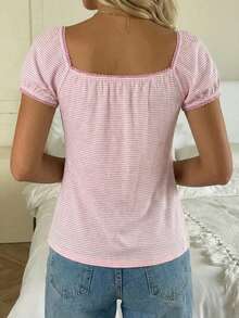 CovetEZ Áo thun nữ mùa hè kẻ sọc hồng và ren cổ vuông tay phồng thắt nơ phía trước - Phong cách dễ thương, dịu dàng và thanh lịch kiểu Y2K cổ điển, hoàn hảo cho kỳ nghỉ xuân/hè, du lịch, sinh viên, lễ hội miền Tây, hẹn hò ngọt ngào, tiệc trà chiều, mặc nhà thoải mái, mùa tựu trường và mùa thể thao. - Nhiều màu - Xem 2