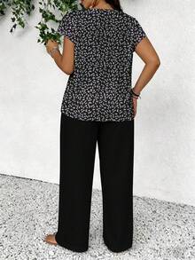 SHEIN Frenchy 休闲浪漫印花加大码女式V领短袖上衣和宽松长裤套装，加大码两件套，度假装，夏季 - 彩色 - 查看 2