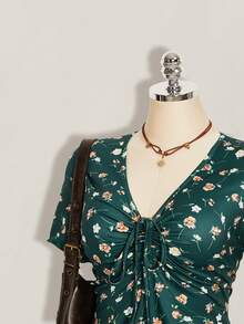 SHEIN ICON 大码女式碎花V领褶皱休闲短袖连衣裙 - 墨綠色 - 查看 3