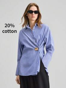 Ontre Camisa feminina listrada azul, com corte assimétrico, carcela oblíqua e detalhes metálicos, perfeita para a primavera/verão. Versátil para o escritório, ocasiões formais, sociais, casuais e românticas, com estilo retrô dos anos 90. Ideal para ir ao trabalho, encontros, uso diário, viagens, brunch, chá da tarde e viagens de avião. - Azul - Ver 5