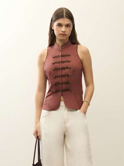 Nöista Sleeveless Mao Collar Top, With Front Opening And Featuring Metallic Buttons And Front Flaps. Fastens In The Front With Concealed Hooks. Lightweight Fabric For Summer Days. Streetstyle, Summer Outfit, Everyday Look, Dark Brown Top, Napoleonic Style, Formal Event, Cityday, Vacation Outfit, Holidays.