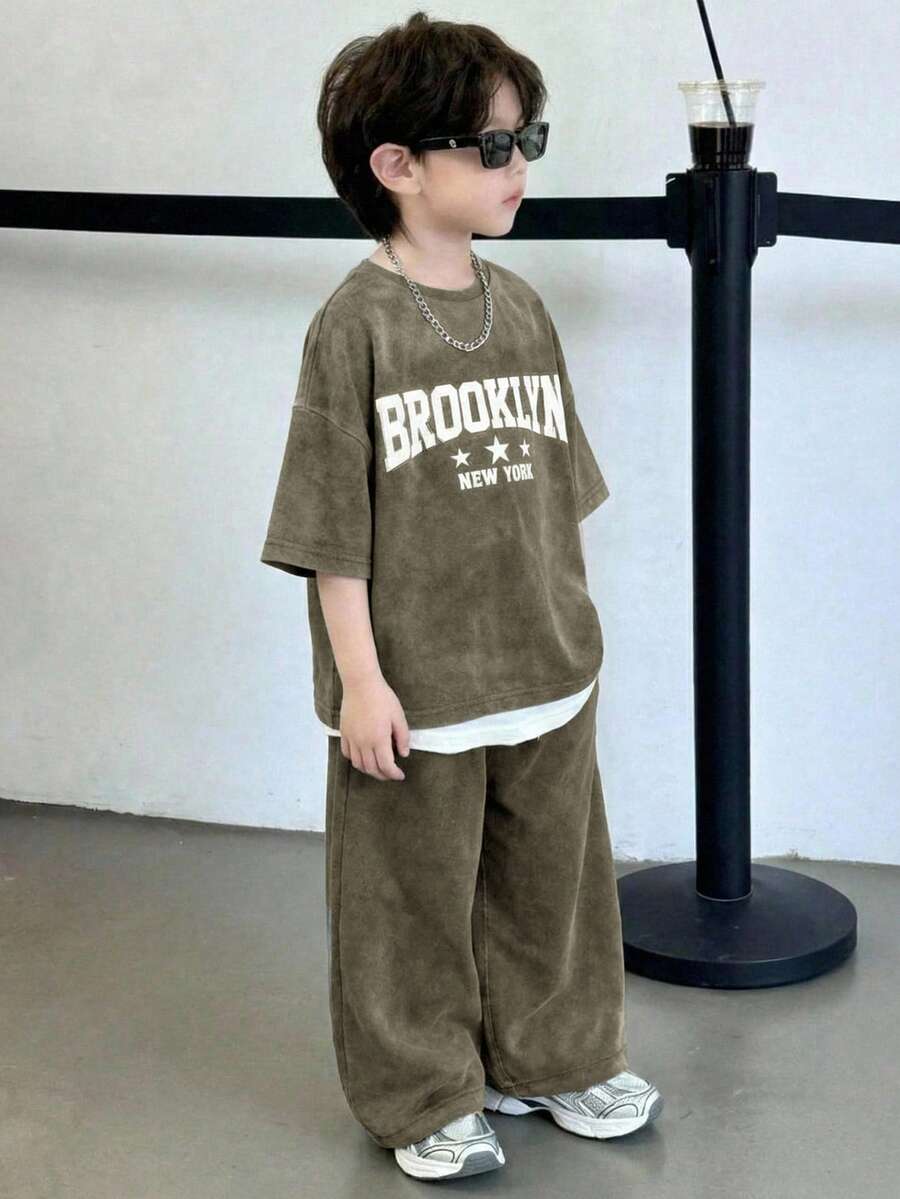 儿童男童休闲印花圆领T恤和裤子套装(2件套),返校服装,可爱上衣,基础款,适合秋冬季上学、度假、旅行、运动等场合。 - 軍綠色 - 查看 1