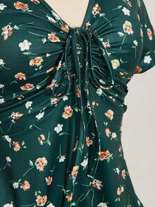 SHEIN ICON 大码女式碎花V领褶皱休闲短袖连衣裙 - 墨綠色 - 查看 9