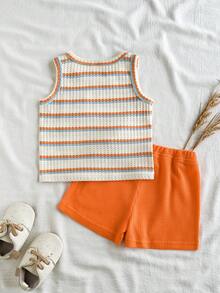 SHEIN Bộ áo vest không tay cổ tròn kẻ sọc cam và xanh dương cho bé trai mùa hè, phối cùng quần short cam, kiểu dáng năng động và dễ thương, phù hợp cho các hoạt động ngoài trời và những buổi tiệc vui vẻ. - Nhiều màu - Xem 2