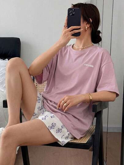 DAZY Bộ đồ mặc nhà thoải mái dành cho nữ, gồm áo ngắn tay cổ tròn in chữ và quần short.