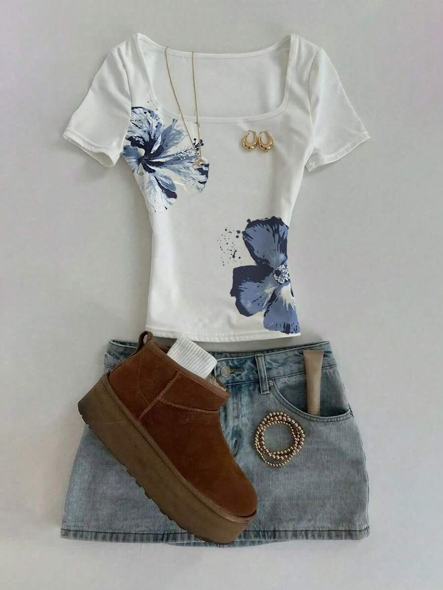SHEIN تي شيرت أزرق أنيق بأكمام قصيرة وياقة مربعة مزخرف بزهور صغيرة، مناسب للغاية للارتداء في فصلي الربيع والصيف. هذا التي شيرت حالياً شائع جداً. ملابس علوية أنيق وجذاب، وهو هدية مثالية للإخوة والأخوات والأمهات. مناسب للغاية لعيد الأم أو كقطعة علوية بطراز بسيط للاستخدام اليومي. - متعدد الألوان - مشاهدة 1