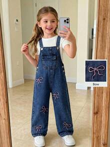 SHEIN ChillGRL 2026夏季新款柔软舒适面料时尚单品，SS26度假旅行必备，少女休闲百搭风，复古浅蓝色牛仔蝴蝶刺绣宽松直筒牛仔背带裤，舒适棉质牛仔面料，日常休闲时尚穿搭 - 深色水洗藍 - 查看 11