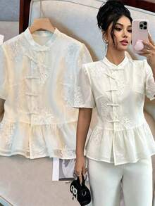 GlowEve CURVE 大码女士优雅浪漫中式衬衫，采用蕾丝刺绣面料，杏色，立领短袖，腰部收紧拼接下摆设计，带衬里，开襟纽扣短袖衬衫，适合浪漫约会、日常通勤、休闲穿着，优雅女士上衣，生日、旅行、学生、教师等场合皆宜，女士衬衫，春夏装扮 - 杏色 - 查看 3