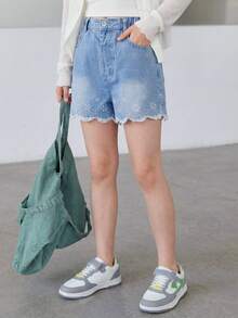 Genkimix Kids 少女休闲可爱清新校园风度假牛仔短裤，1条浅蓝色常规宽松直筒A字短裤，饰有白色花卉刺绣和荷叶边下摆，适合春夏日常穿着、校园活动、户外活动 - 淺色水洗藍 - 查看 9