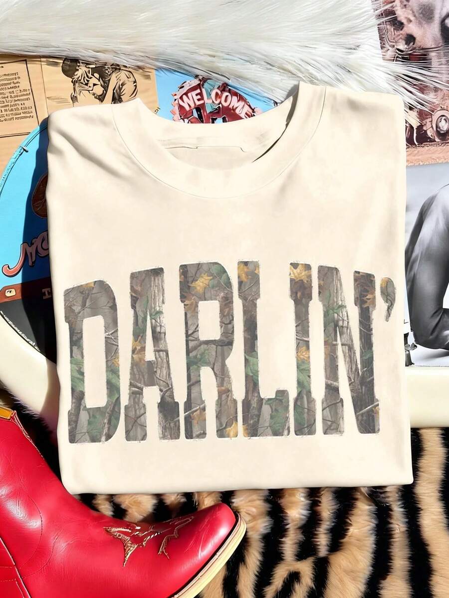 EMERY ROSE T-shirt décontracté grande taille avec imprimé lettrage "DARLIN'" dans un style camouflage rétro américain - Beige - Voir 1