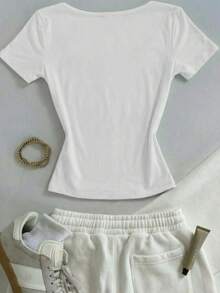 SHEIN تي شيرت أزرق أنيق بأكمام قصيرة وياقة مربعة مزخرف بزهور صغيرة، مناسب للغاية للارتداء في فصلي الربيع والصيف. هذا التي شيرت حالياً شائع جداً. ملابس علوية أنيق وجذاب، وهو هدية مثالية للإخوة والأخوات والأمهات. مناسب للغاية لعيد الأم أو كقطعة علوية بطراز بسيط للاستخدام اليومي. - متعدد الألوان - مشاهدة 2