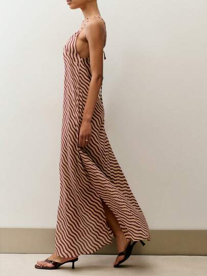 Nöista V领无袖长连衣裙，深酒红色和米白色波浪条纹拼接，后背配有可调节肩带。适合夏季、春季、假日、节日、度假等场合。