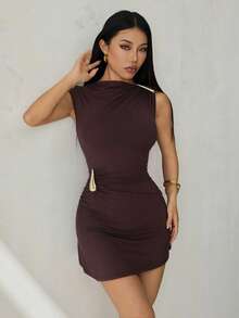 SHEIN PETITE Vestido mini con pliegues sin mangas de tela de punto ajustada con cuello asimétrico para mujer, de estilo casual - Marrón - Ver 8