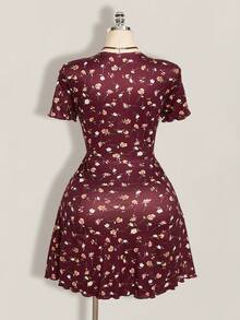 SHEIN ICON 大码女式碎花褶皱休闲短袖连衣裙 - 酒紅色 - 查看 2