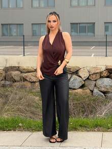 Jeta Ari Blouse de mode femme avec décoration métallique, encolure en V croisée, drapée, sans manches - Marron - Voir 6
