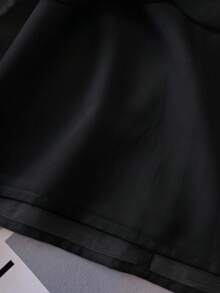 GlowEve CURVE Blusa de mujer talla grande elegante de unicolor con cuello plisado, decoración de botones de colores y mangas cortas de cuello redondo - Negro - Ver 6