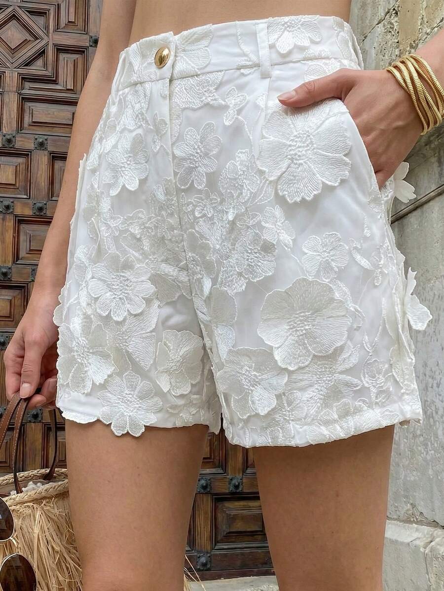 SHEIN Clasi 女士夏季白色3D立体花卉刺绣蕾丝短裤,优雅奢华,适合街头、派对、婚礼等场合。 - 白色 - 查看 1