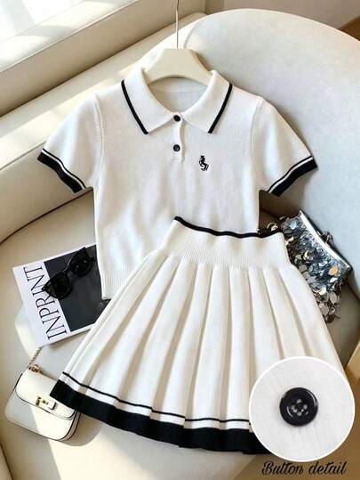 Franclia Bộ đồ nữ cơ bản tối giản gồm chân váy xếp ly cổ polo thêu hình ngựa, tay ngắn, màu trắng.