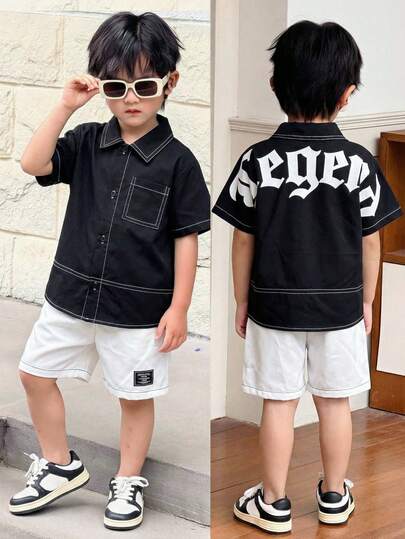 Bộ 2 món đồ mùa hè cho bé trai, kiểu dáng thường ngày, dễ thương, đa năng, in chữ, gồm áo sơ mi ngắn tay màu đen và quần short trắng.
