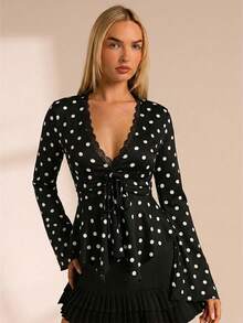 SHEIN Glamour Áo thun cổ chữ V sâu màu nâu tối giản gợi cảm, tay áo loe nhún bèo thắt eo. - màu đen - Xem 6