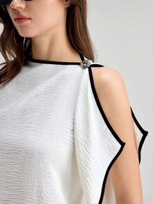 Ontre Áo kiểu nữ dáng rộng màu trắng/beige phối đen, mẫu mới Xuân/Hè 2026, phong cách tối giản thanh lịch, thiết kế xếp tầng bồng bềnh, đa năng cho các buổi đi chơi, kỳ nghỉ, hẹn hò, đám cưới, công sở, trường học, thời trang thường ngày. - trắng - Xem 2