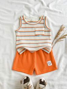 SHEIN Bộ áo vest không tay cổ tròn kẻ sọc cam và xanh dương cho bé trai mùa hè, phối cùng quần short cam, kiểu dáng năng động và dễ thương, phù hợp cho các hoạt động ngoài trời và những buổi tiệc vui vẻ. - Nhiều màu - Xem 4