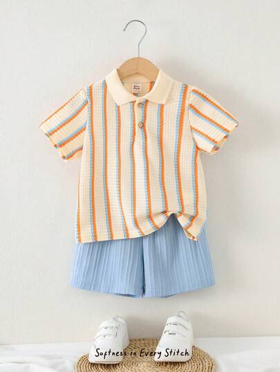 Cozy Pixies Bộ 2 món cho bé trai: Áo polo tay ngắn cổ bẻ kẻ sọc nhiều màu sắc và quần short cạp chun.