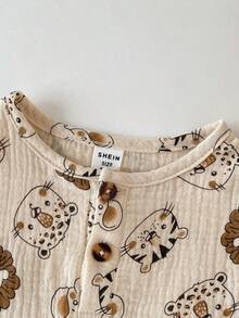 SHEIN Bộ 2 món cho bé trai in hình động vật hoạt hình sư tử, hổ, voi, báo, cổ tròn, không tay, màu kaki, gồm áo tank top và quần short cạp chun, kiểu dáng thường ngày dễ thương, phong cách retro. Chất liệu vải hai lớp mềm mại, thiết kế cài nút phía trước tiện lợi khi mặc, thích hợp cho các hoạt động ngoài trời mùa xuân/hè, đi học, công viên, sở thú, kỳ nghỉ, v.v. - Màu Khaki - Xem 5