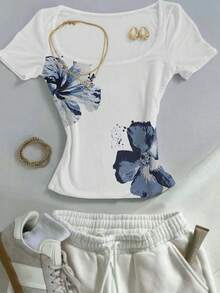 SHEIN تي شيرت أزرق أنيق بأكمام قصيرة وياقة مربعة مزخرف بزهور صغيرة، مناسب للغاية للارتداء في فصلي الربيع والصيف. هذا التي شيرت حالياً شائع جداً. ملابس علوية أنيق وجذاب، وهو هدية مثالية للإخوة والأخوات والأمهات. مناسب للغاية لعيد الأم أو كقطعة علوية بطراز بسيط للاستخدام اليومي. - متعدد الألوان - مشاهدة 3