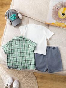 SHEIN Set da 3 pezzi per bambini/bambine, carino set estivo versatile: camicia a maniche corte a quadri, maglietta bianca, pantaloncini di jeans blu - Multicolore - Visualizzare 2
