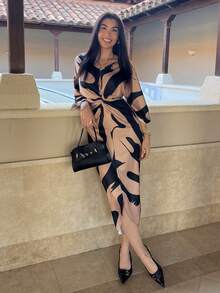 Hitanina 女款杏色底色牛奶丝数码印花高弹面料V领腰部扭纹设计收腰不对称下摆小众设计高端优雅约会装感恩节万圣节氛围秋季新款必备时尚中长连衣裙 - 卡其色 - 查看 5