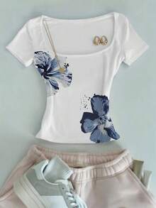 SHEIN تي شيرت أزرق أنيق بأكمام قصيرة وياقة مربعة مزخرف بزهور صغيرة، مناسب للغاية للارتداء في فصلي الربيع والصيف. هذا التي شيرت حالياً شائع جداً. ملابس علوية أنيق وجذاب، وهو هدية مثالية للإخوة والأخوات والأمهات. مناسب للغاية لعيد الأم أو كقطعة علوية بطراز بسيط للاستخدام اليومي. - متعدد الألوان - مشاهدة 4