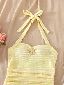 SHEIN Đầm cổ yếm màu vàng kẻ sọc dành cho bé gái tuổi teen, thiết kế hở vai, trang trí sao biển kim loại màu vàng, chất vải mềm mại phù hợp cho mùa hè, họa tiết tinh tế phù hợp cho các dịp hàng ngày và giao lưu nhẹ nhàng, thanh lịch và thoải mái, dễ phối đồ và bảo quản, tạo nên vẻ ngoài ngọt ngào và dịu dàng cho bé gái. - Màu vàng - Xem 4