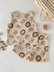 SHEIN Bộ 2 món cho bé trai in hình động vật hoạt hình sư tử, hổ, voi, báo, cổ tròn, không tay, màu kaki, gồm áo tank top và quần short cạp chun, kiểu dáng thường ngày dễ thương, phong cách retro. Chất liệu vải hai lớp mềm mại, thiết kế cài nút phía trước tiện lợi khi mặc, thích hợp cho các hoạt động ngoài trời mùa xuân/hè, đi học, công viên, sở thú, kỳ nghỉ, v.v. - Màu Khaki - Xem 3