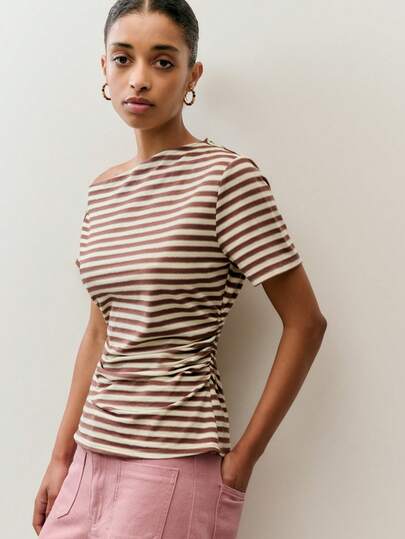 Nöista 这款露肩条纹T恤采用宽松领口和修身剪裁，尽显优雅时尚的露肩设计。采用舒适的弹力针织面料，时尚百搭，是春夏休闲装或度假的理想之选，彰显个性与优雅。