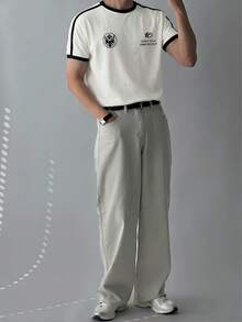 DAZY Camiseta blanca de verano para hombre con estampado de letras, parches y cuello de contraste - Blanco - Ver 2