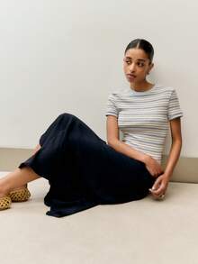 Nöista Áo thun ngắn tay cổ tròn kẻ sọc màu be nhạt cổ điển được làm từ chất liệu vải dệt kim thoáng khí và thân thiện với da. Màu sắc tươi tắn, giản dị, đa năng và thiết thực, hoàn hảo cho kỳ nghỉ xuân hè và nhiều dịp thường nhật khác - một món đồ không thể thiếu trong tủ quần áo. - Màu xanh lam - Xem 3