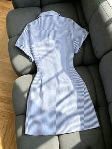 Franclia 女士夏季时尚，优雅蓝白条纹立领收腰纽扣修身连衣裙，适合时尚通勤装扮 - 藍白色 - 查看 2