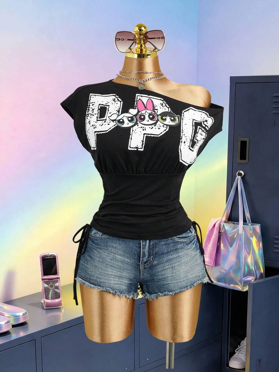 THE POWERPUFF GIRLS X SHEIN Camiseta ajustada de mujer con cuello asimétrico, cordón y fruncido, con estampado de letras de dibujos animados, para uso casual, moda callejera y viajes diarios, verano - Negro - Ver 1