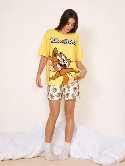 TOM & JERRY X SHEIN Bộ đồ mặc nhà thoải mái dành cho nữ, gồm áo tay ngắn cổ tròn in chữ hoạt hình và quần short.